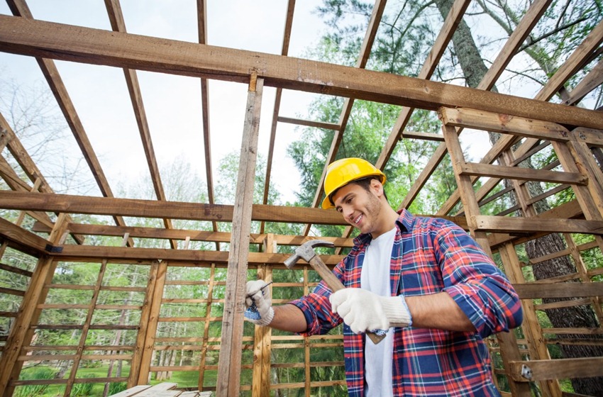 hombre_construyendo_casa_en_el_bosque